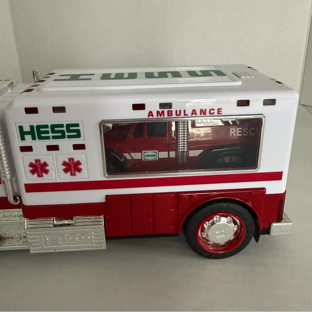 Hess Ambulance and Rescue Truck 2020/Hess Fire Truck and Ladder Rescue Set 2015 - Picture 16 of 17